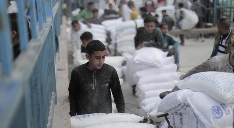 Un centro de distribución de harina de la UNRWA.
