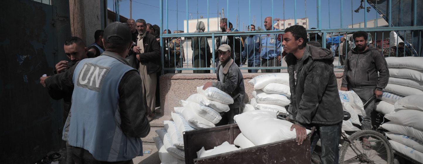 Les équipes de l'UNRWA continuent de distribuer de la farine dans le sud de la bande de Gaza, mais l'aide qui arrive au compte-gouttes ne suffit pas à répondre aux besoins actuels.