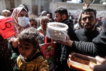 Des repas chauds sont distribués à Gaza.