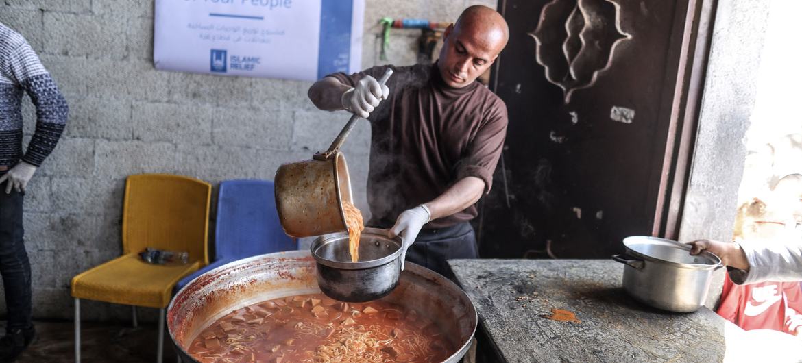 A ONU apoia a distribuição de refeições quentes em Gaza