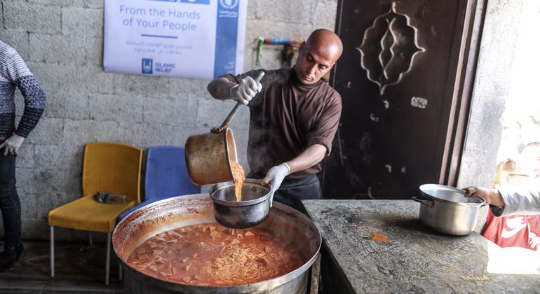 A ONU apoia a distribuição de refeições quentes em Gaza