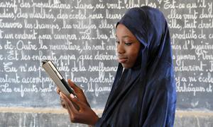 Una niña utiliza una tableta durante una clase en su escuela de Safi, en el sur de Níger.