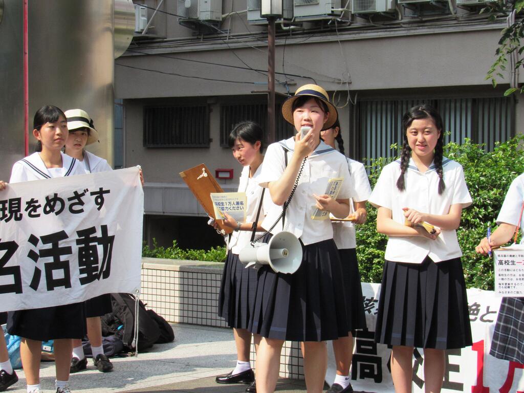 Une lycéenne à Nagasaki recueille des signatures pour l'éradication des armes nucléaires.