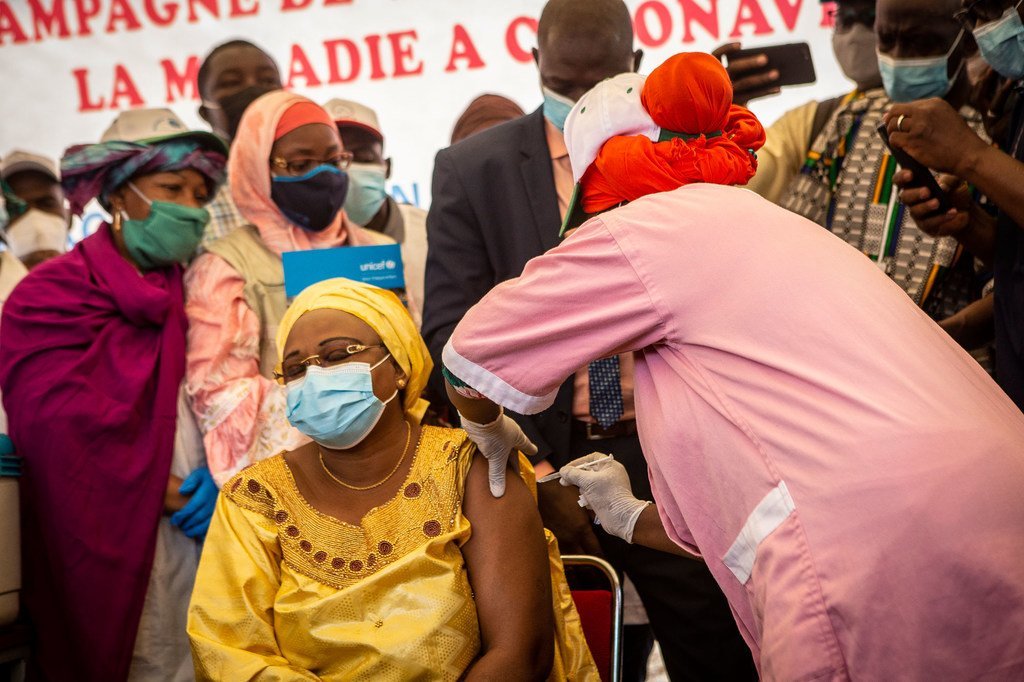 Le Mali a commencé son programme de vaccination contre la Covid-19 avec la Ministre de la santé, Fanta Siby.