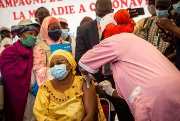 مالي تبدأ ببرامج التطعيم ضد كوفيد-19، ووزيرة الصحة فتنة سيبي هي أول المتلقين للقاح.