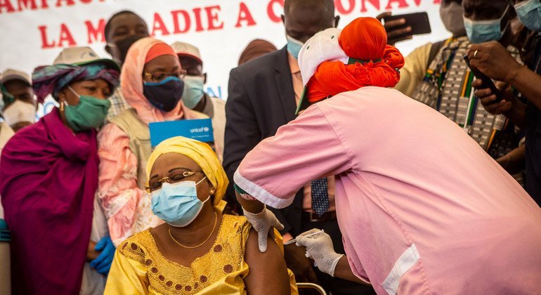 مالي تبدأ برامج التطعيم ضد كوفيد-19، ووزيرة الصحة فتنة سيبي هي أول المتلقين للقاح.