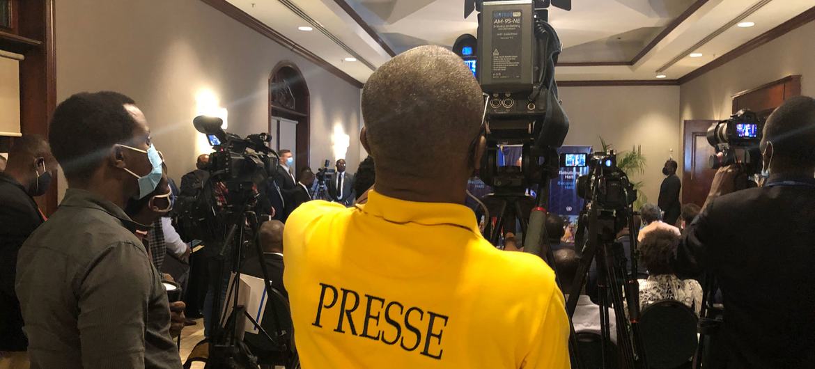 记者在海地首都太子港参加媒体会议。