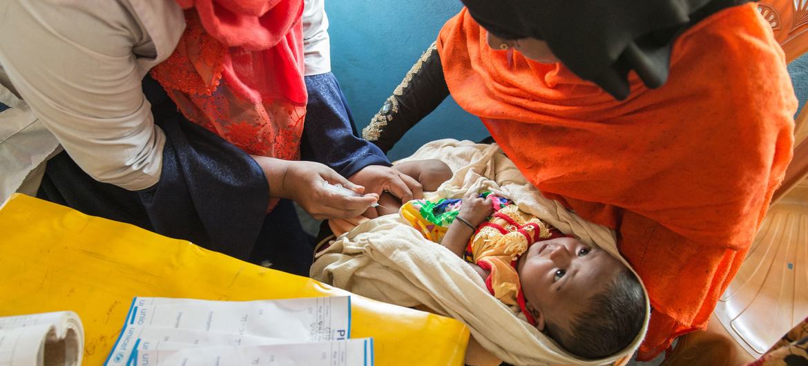 Un enfant reçoit un traitement dans un centre de santé d'un camp de réfugiés au Bangladesh.