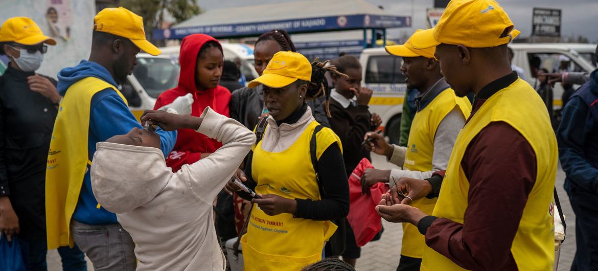 Voluntarios sanitarios de la comunidad suministran vacunas a la gente en un mercado del suroeste de Kenia.