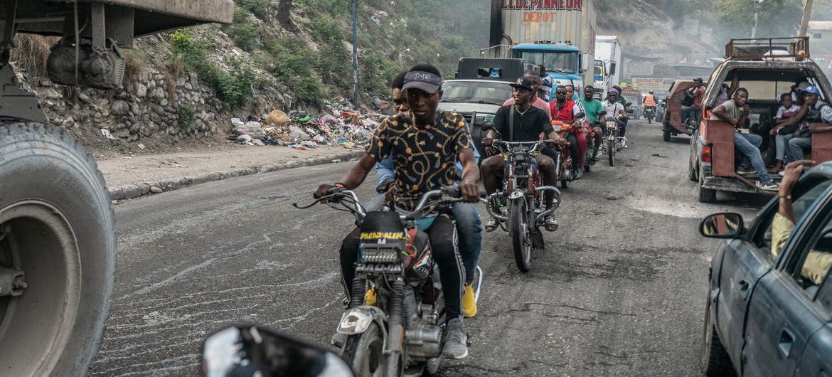 تستمر الحياة اليومية في شوارع عاصمة هايتي، بورت أو برنس، على الرغم من انعدام الأمن.