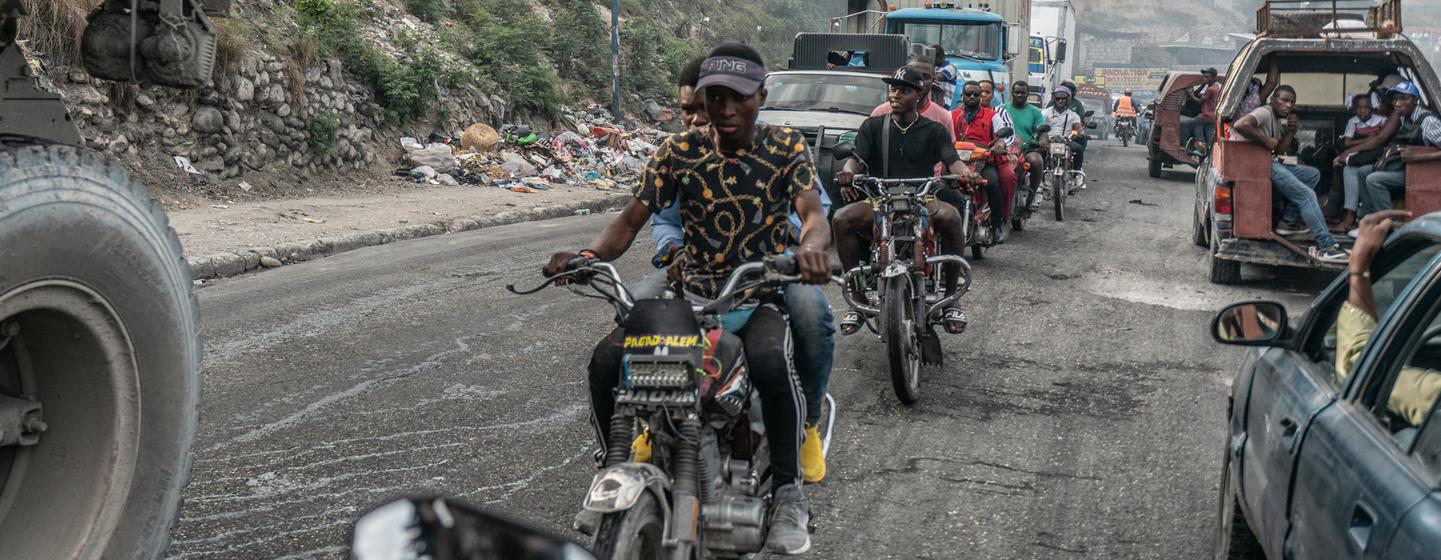 Daily life continues on the streets of Port-au-Prince, despite the insecurity.