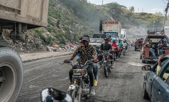 La vida cotidiana continúa en las calles de Puerto Príncipe, a pesar de la inseguridad.