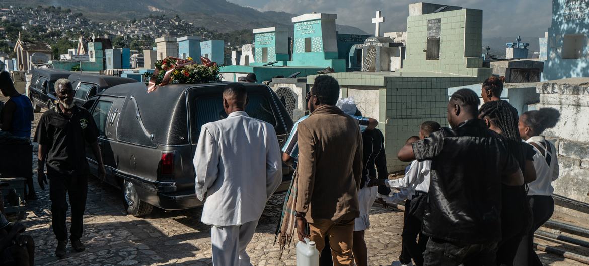 Un cortège funèbre traverse le Grand Cimetière au centre-ville de Port-au-Prince, en Haïti.