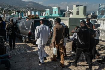 Un cortège funèbre traverse le Grand Cimetière au centre-ville de Port-au-Prince, en Haïti.