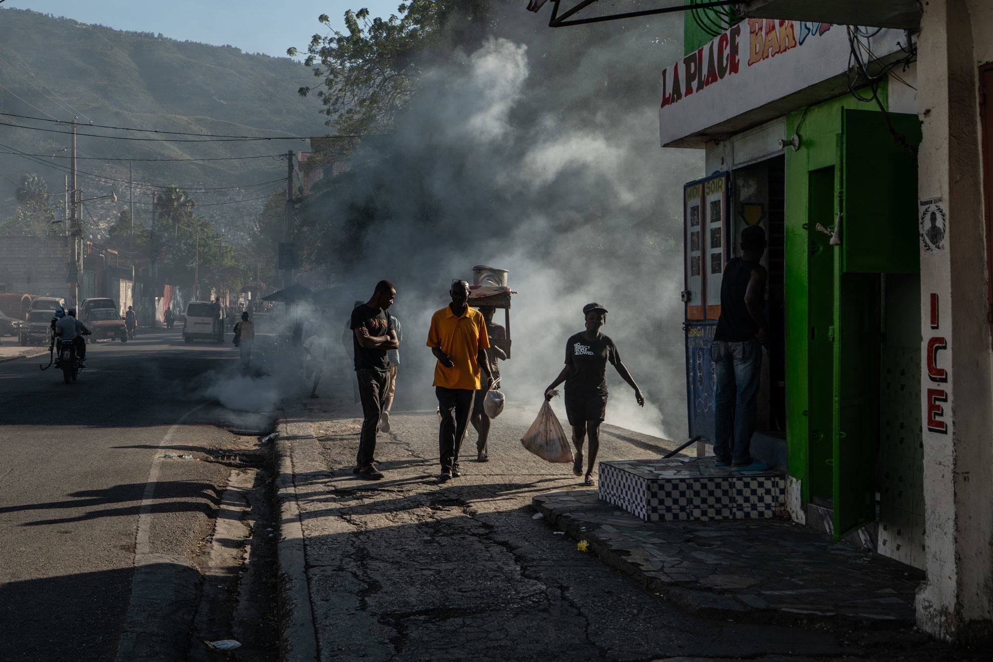 Центр города Порт-о-Пренс остается крайне опасным из-за насилия со стороны банд.