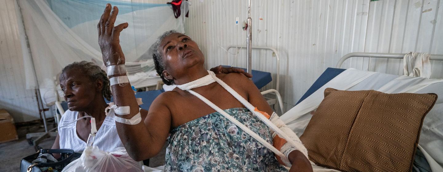Une victime de la violence des gangs en Haïti est soignée à l'hôpital.