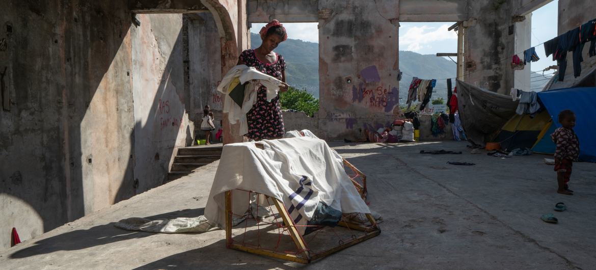 Une femme déplacée à cause de la violence des gangs vit désormais dans un ancien théâtre du centre-ville de Port-au-Prince.