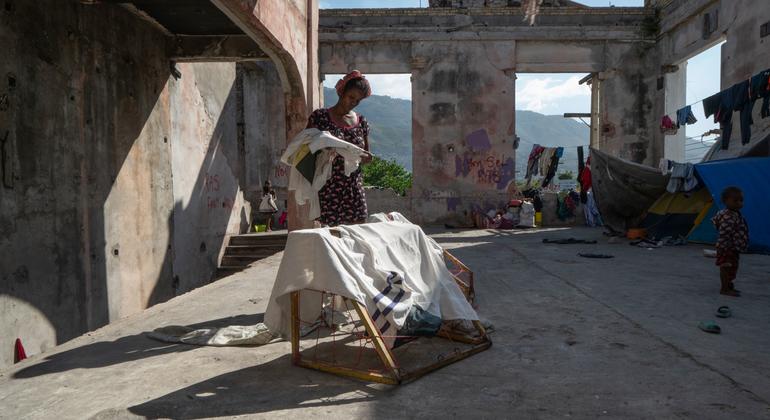 Una mujer desplazada por la violencia de las bandas vive ahora en un antiguo teatro del centro de Puerto Príncipe.
