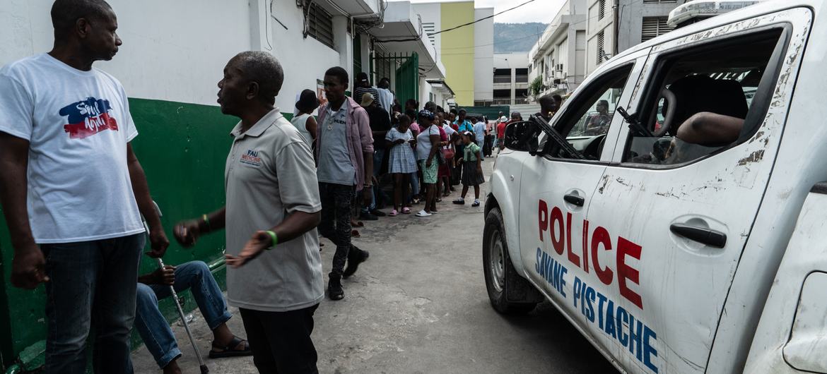 Un camión de la policía aparcado en el interior del Hospital General de Puerto Príncipe, Haití.