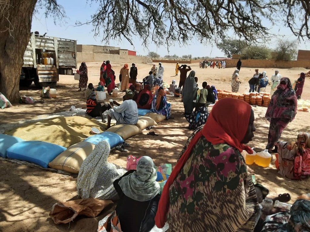 Watu katika Darfur Magharibi wakipokea mgao wa dharura wa chakula.