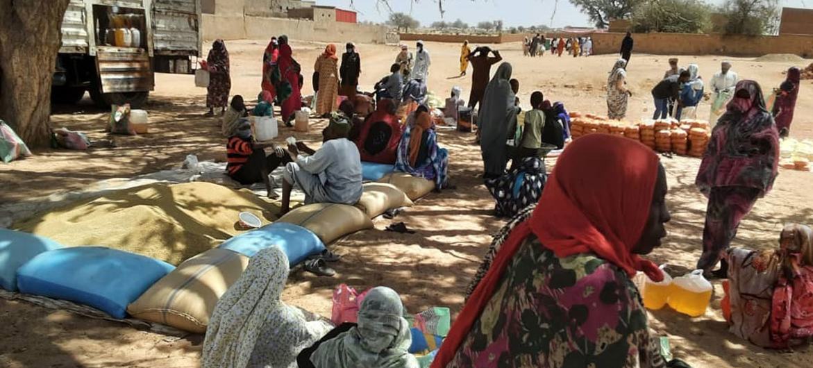Distribucin de alimentos en un operativo de emergencia en Darfur Occidental.