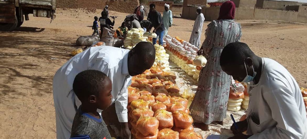 يقدم برنامج الأغذية العالمي وشريكته منظمة الإغاثة العالمية الإمدادات الغذائية الطارئة في غرب دارفور.