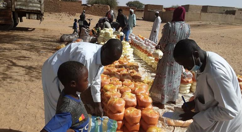 सूडान में विश्व खाद्य कार्यक्रम और वर्ल्ड रिलीफ़ नामक साझेदार संगठन, पश्चिमी दारफ़ूर में ज़रूरतमन्दों को खाद्य सहायता प्रदान कर रहे हैं.