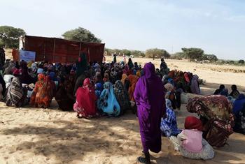 مغربی ڈارفر میں نقل مکانی پر مجبور لوگ مہاجرین کے ایک مرکز پر خوراک کی تقسیم کے منتظر بیٹھے ہیں۔