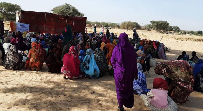 Des gens attendent la distribution d’une aide alimentaire et nutritionnelle d’urgence au Darfour occidental.