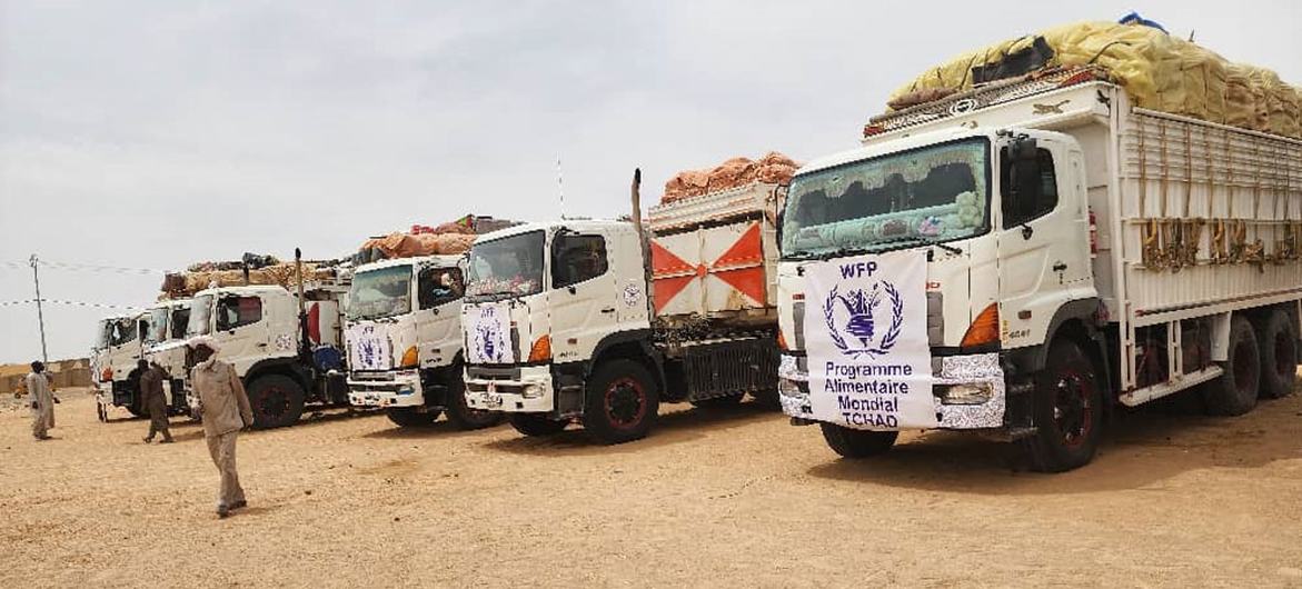 Грузовики с помощью, прибывшие в Дарфур из Чада.