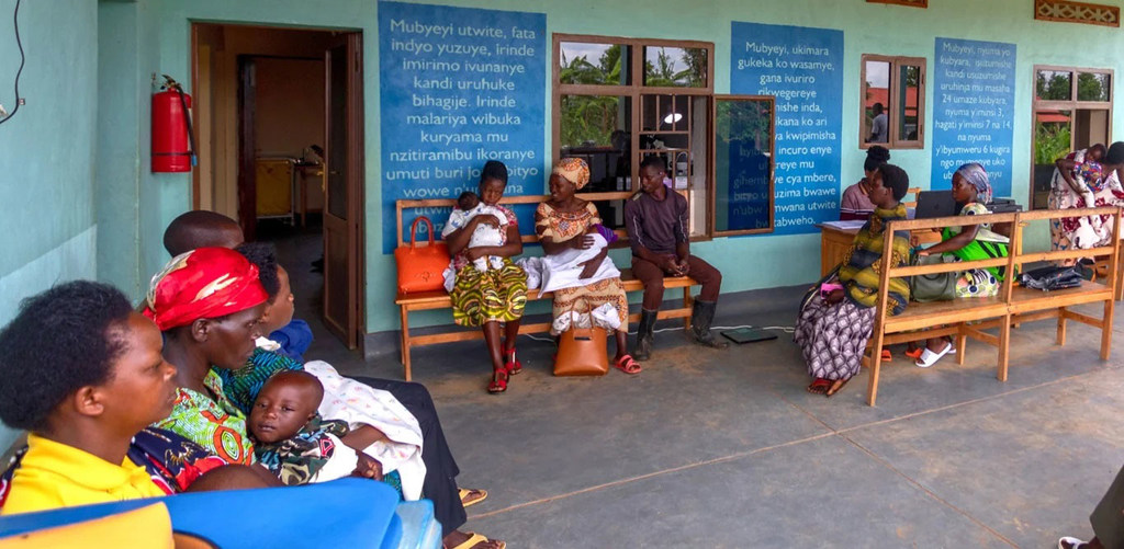 La salle d'attente d'un dispensaire au Rwanda. La couverture vaccinale contre l'hépatite B à la naissance n'est que de 45 % au niveau mondial, et de moins de 20 % dans la région africaine de l'OMS.