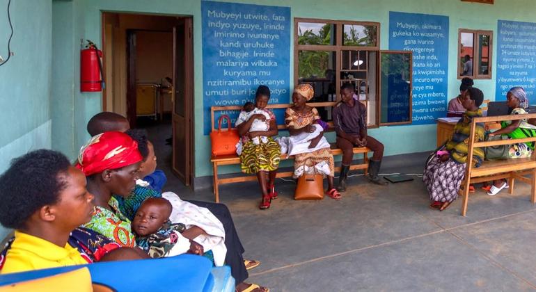 रवांडा के एक स्वास्थ्य क्लिनिक में प्रतीक्षा क्षेत्र. हेपेटाइटिस बी की जन्म के समय दी जाने वाली ख़ुराक के लिए टीकाकरण कवरेज, वैश्विक स्तर पर केवल 45 प्रतिशत है, और यह डब्ल्यूएचओ के अफ़्रीकी क्षेत्र में 20 प्रतिशत से भी कम है.