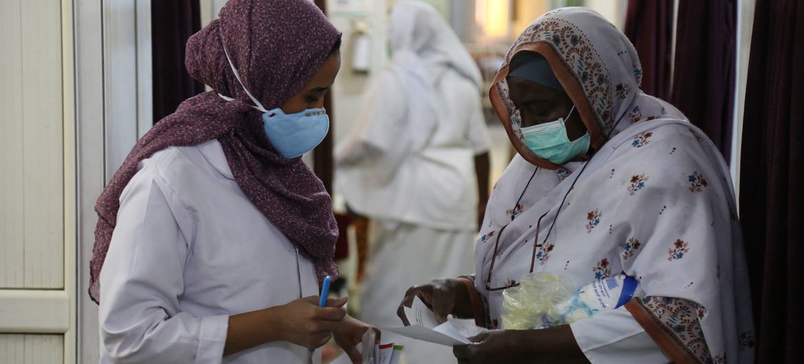 ماماها در یک بیمارستان تحت حمایت صندوق جمعیت ملل متحد در سودان قبل از بحران، حداقل دو بیمارستان از هر سه بیمارستان را ویران کردند.  (فایل)