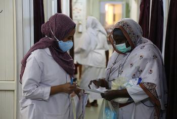 सूडान में, यूएन जनसंख्या कोष द्वारा समर्थित एक अस्पताल में दाइयाँ. यह तस्वीर मौजूदा संकट से पहले की है.