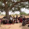 Refugiados huyendo del conflicto en Sudán descansan bajo un árbol en la aldea de Koufroun, en el vecino Chad.