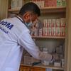 Un trabajador sanitario apoyado por la OIM en Yemen accede a suministros médicos.