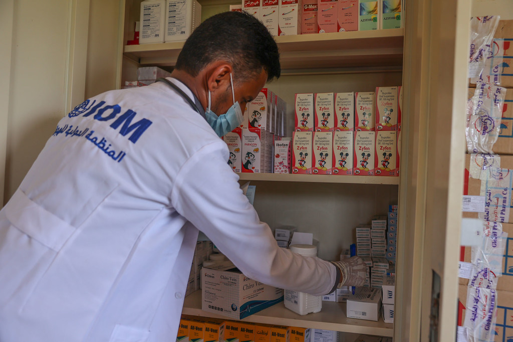Un trabajador sanitario apoyado por la OIM en Yemen accede a suministros médicos.