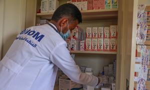 Un trabajador sanitario apoyado por la OIM en Yemen accede a suministros médicos.