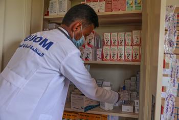 Un trabajador sanitario apoyado por la OIM en Yemen accede a suministros médicos.