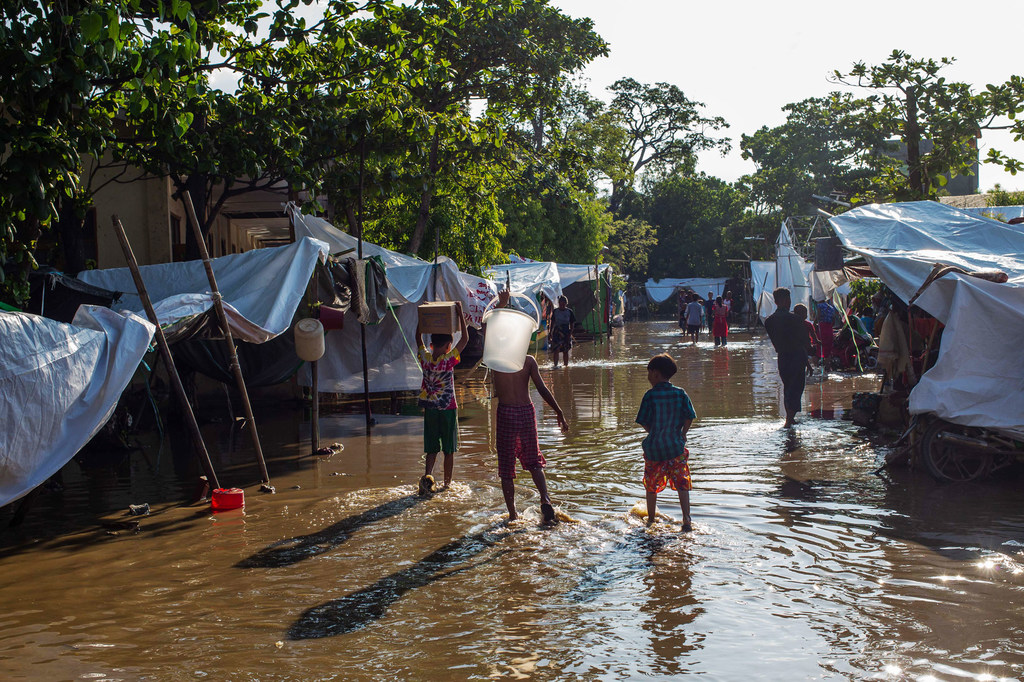 Des gens marchent dans un village inondé au Myanmar après l'arrivée précoce des pluies de mousson.