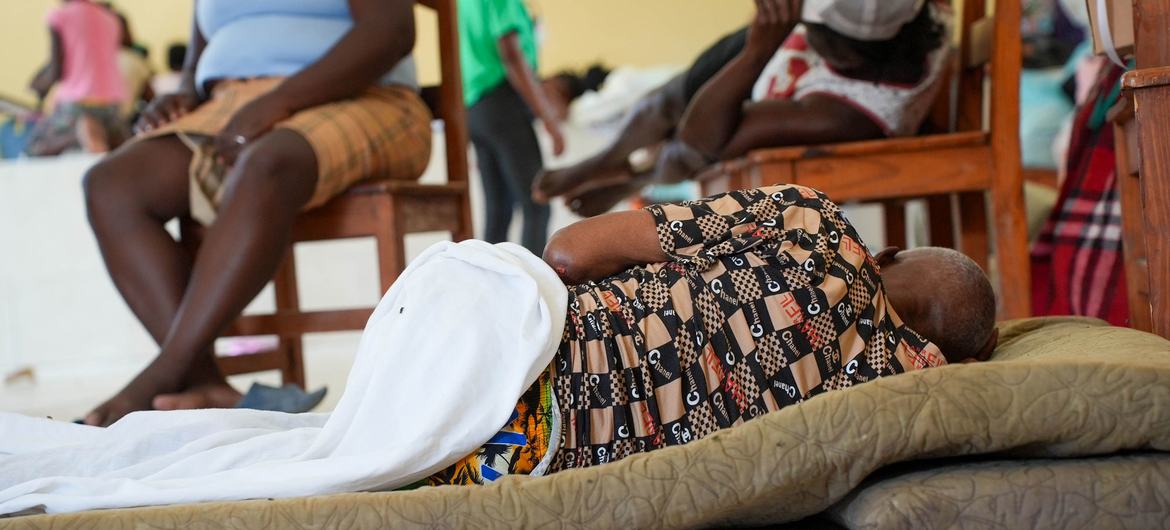 Des gens qui ont fui leur maison en Haïti se reposent dans un centre d'accueil.