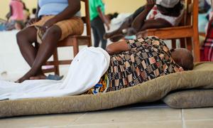 Personas desplazadas por la violencia se refugian en un centro de recepción en Haití.