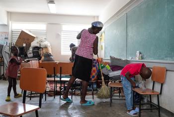 Une femme nettoie une salle de classe dans le département du Centre d’Haïti où elle est hébergée avec sa famille.