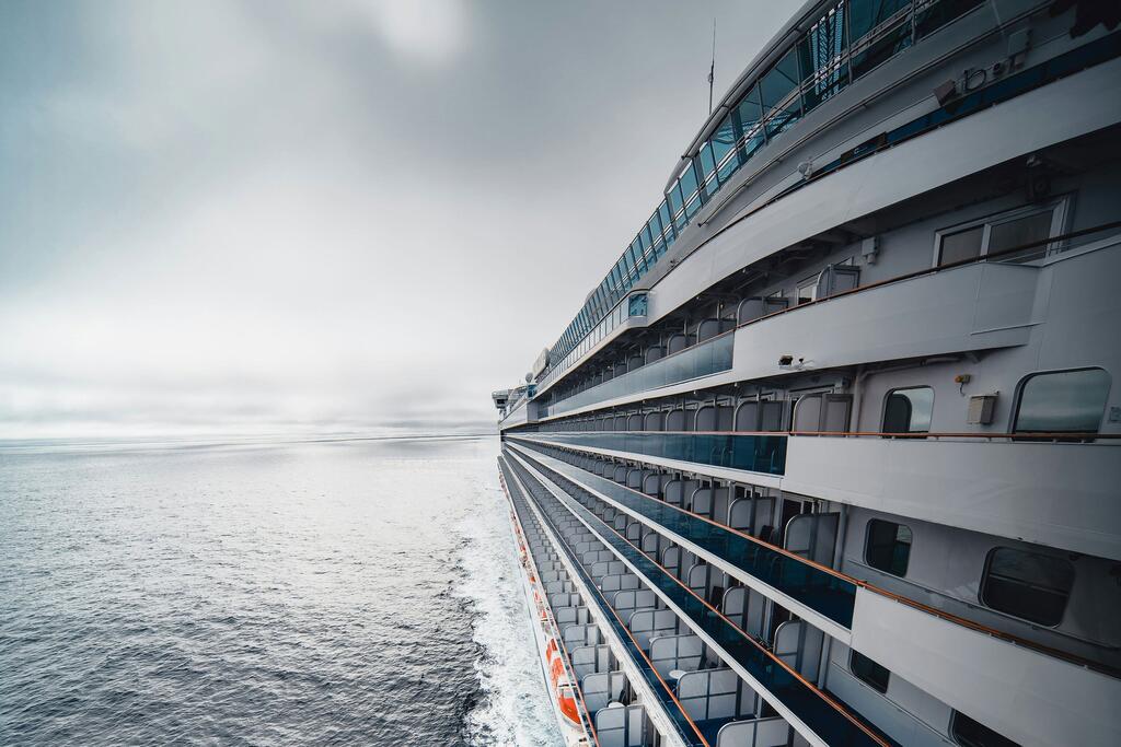 Un crucero navega por el océano.