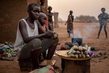  Une femme déplacée vendant des bâtons de manioc, le principal aliment de base en République centrafricaine, sur un site pour personnes déplacées à Batangafo.