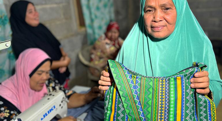 Asnia Dalan muestra un bolso que cosió después de la formación que recibió en la cooperativa.