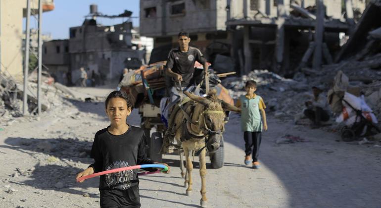 شمالی غزہ کا ایک خاندان پناہ کی تلاش میں مارا مارا پھر رہا ہے۔