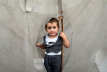 在加沙中部的代尔巴拉赫，人们在极度拥挤的土地上避难，空间已所剩无几。