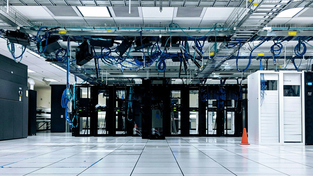 Dans un centre de données, des serveurs ultra-performants traitent et stockent l'information.