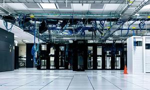 En un centro de datos, los servidores son ordenadores de alto rendimiento que procesan y almacenan datos.